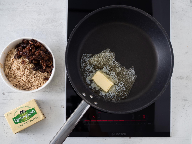 na patelni rozgrzane masło Kerrygold obok w miseczce biłały mak i rodzynki