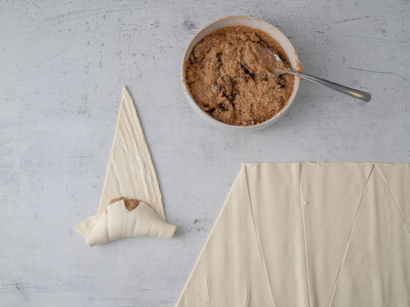 zawijane rogaliki z ciasta francuskiego z białym makiem