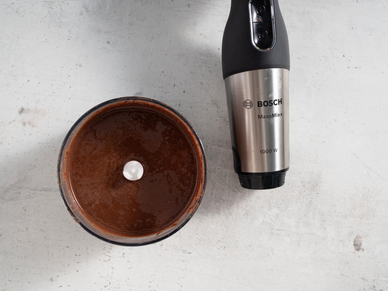 Domowa nutella w pojemniku blendera.