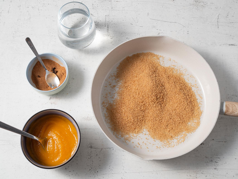 na patelni brązowy ukier, obok puree z dyni i przyprawy do syropu pumpkin spice