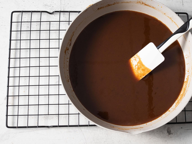 zagotowany, gęsty syrop pumpkin spice na patelni