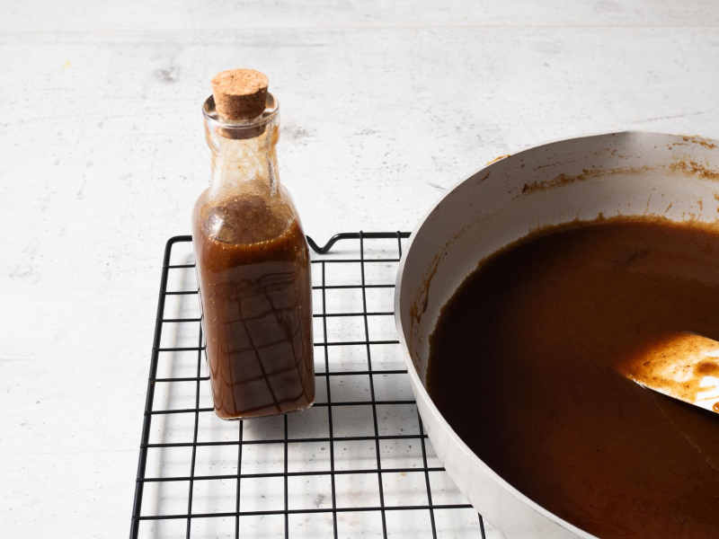 szklana buteleczka wypełniona syropem pumpkin spice