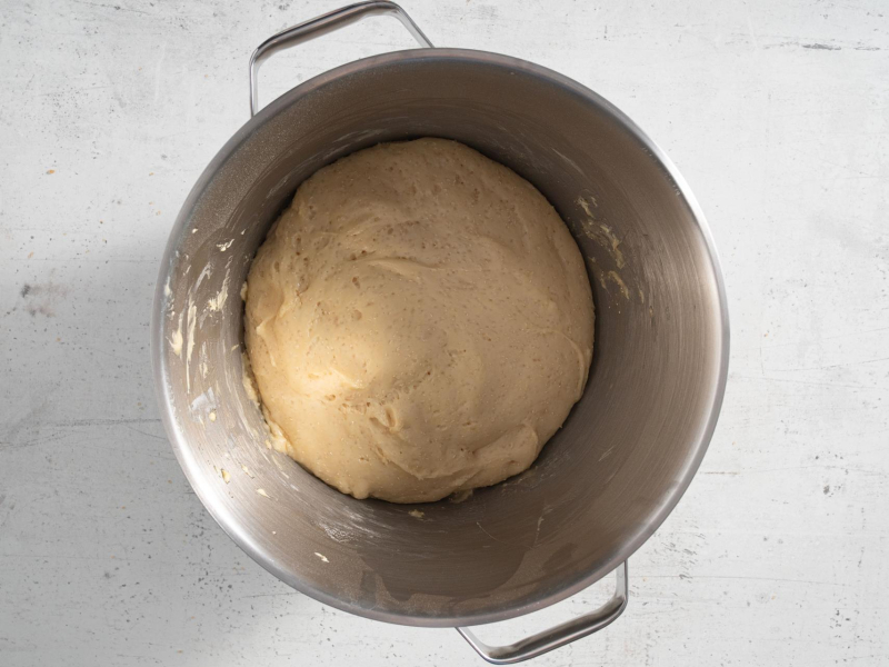 Wyrośnięte ciasto drożdżowe w misie.