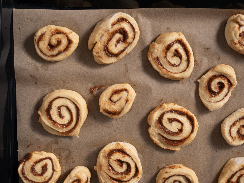 Wyrośnięte cynamonki proteinowe przed pieczeniem.