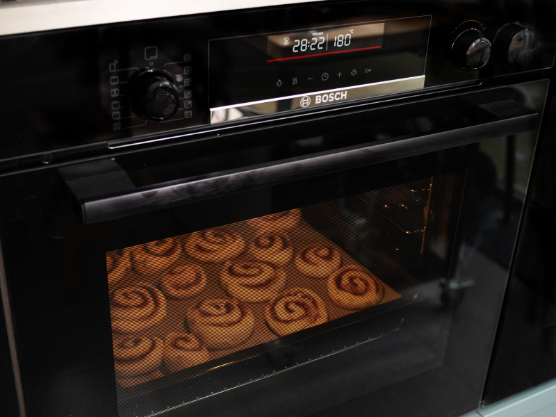 Pieczenie cynamonek w piekarniku.