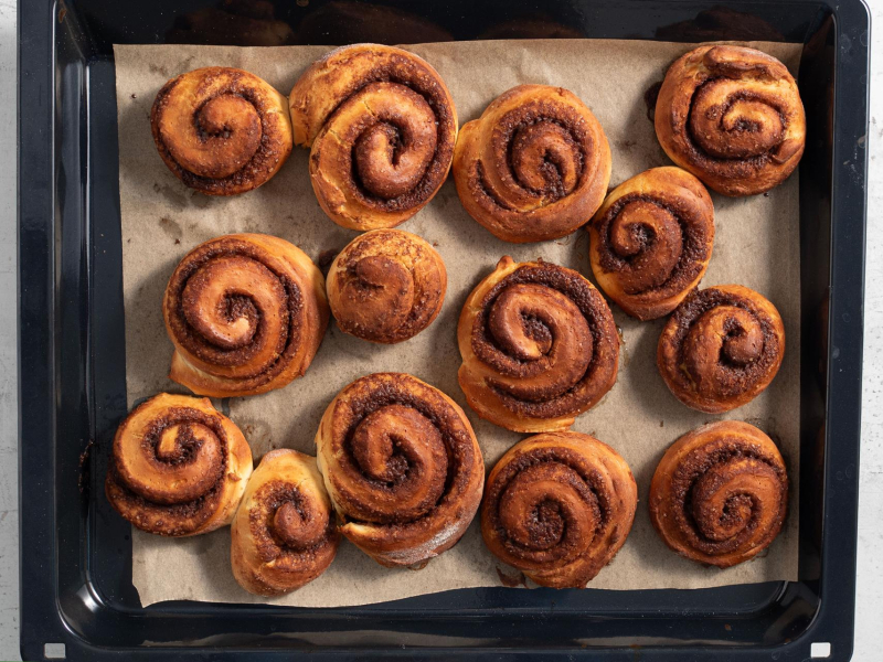 Upieczone proteinowe cynamonki.