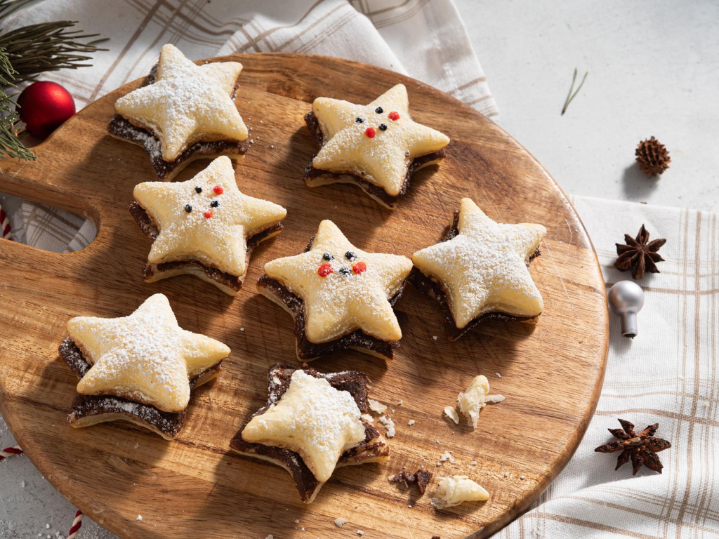 Francuskie ciasteczka z czekoladą oprószone cukrem pudrem na drewnianej paterze - przepis Wszystkiego Słodkiego