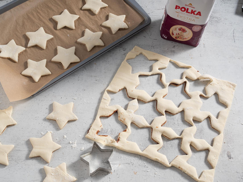 Na blacie kuchennym wycinanie ciasteczek z ciasta francuskiego z kremem czekoladowym.