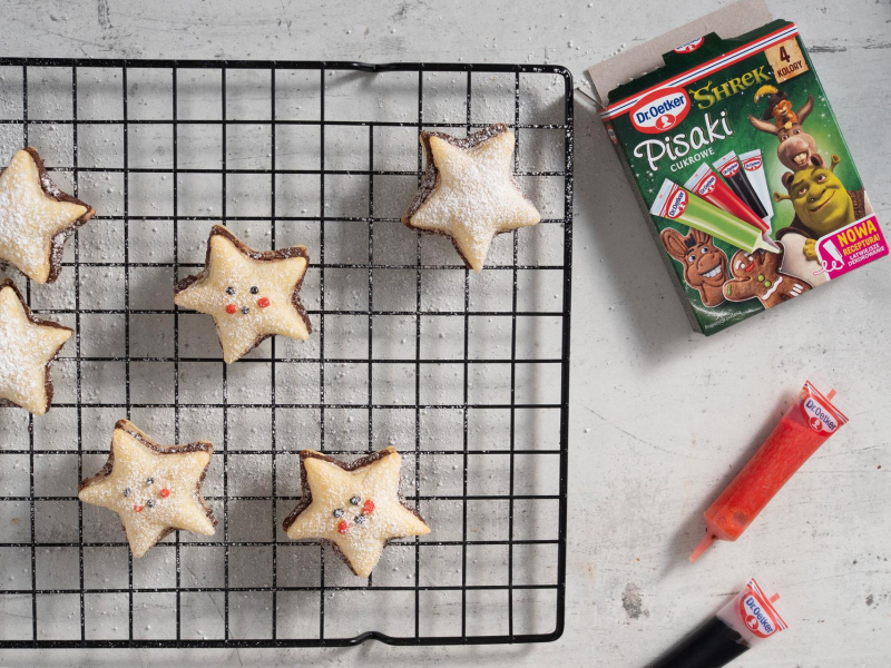 Dekorowanie ciasteczek pisakami cukrowymi.