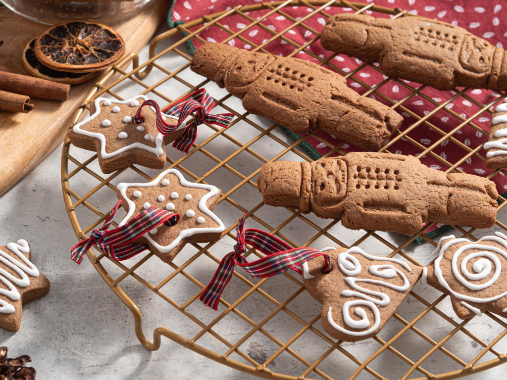 Zbliżenie na szybkie pierniczki w kształcie serduszek, gwiazdek i dziadka do orzechów na kratce - przepis Wszystkiego Słodkiego