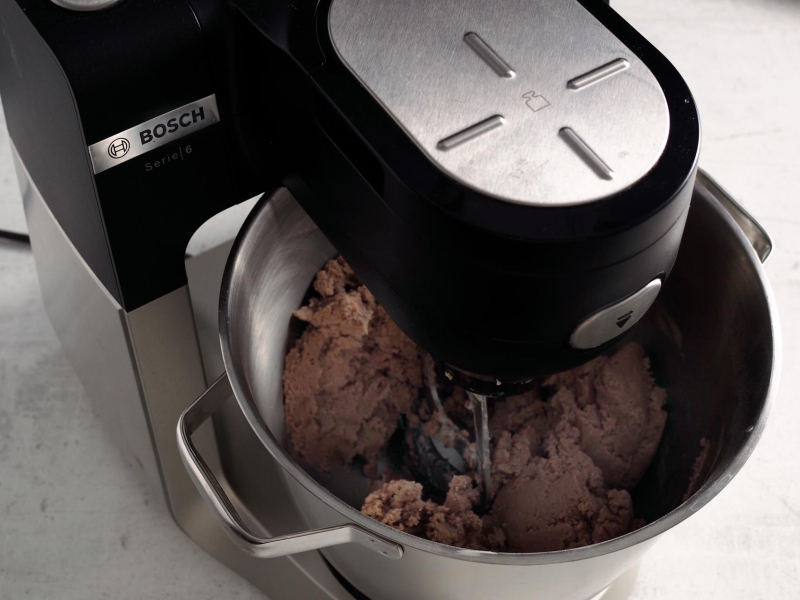 Zagniatanie ciasta na pierniczki w robocie kuchennym.