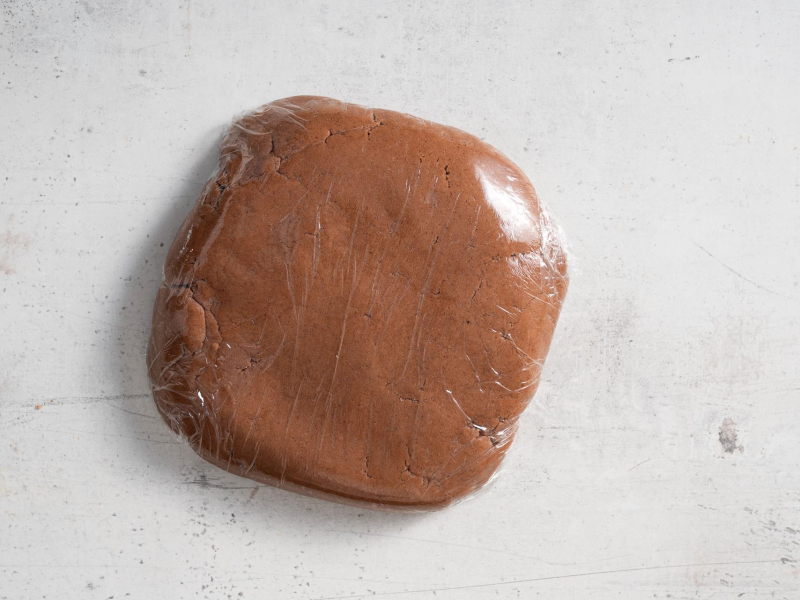 Gotowe ciasto na pierniczki owinięte folią spożywczą.