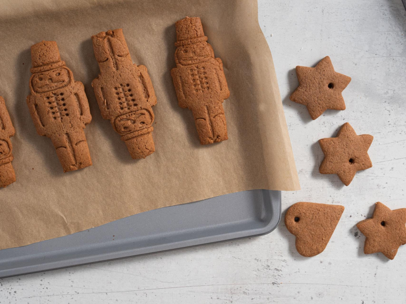 Upieczone pierniczki w kształcie dziadka do orzechów oraz serduszek i gwiazdek.