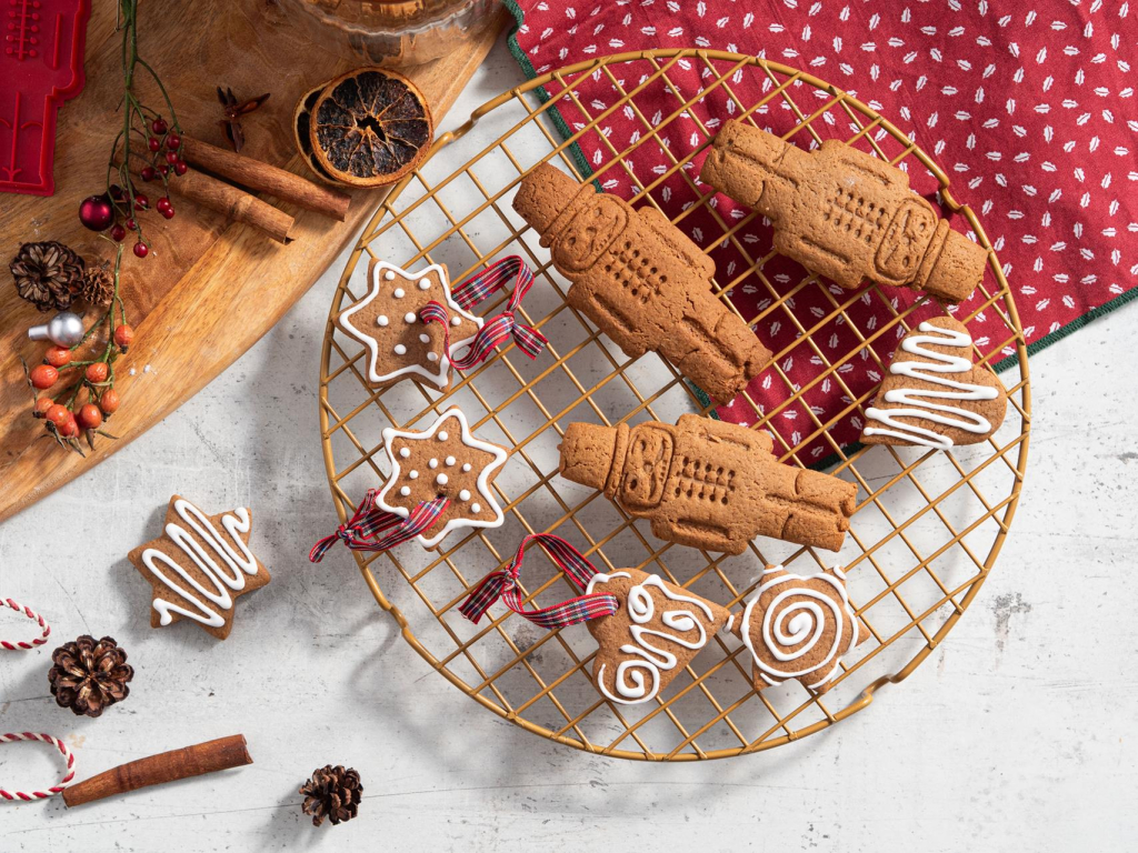 Szybkie pierniczki w kształcie serduszek, gwiazdek i dziadka do orzechów na kratce - przepis Wszystkiego Słodkiego