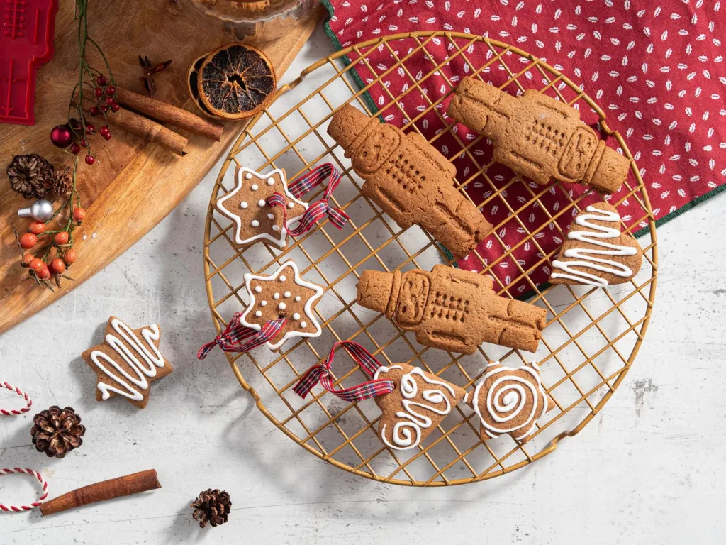 Szybkie pierniczki w kształcie serduszek, gwiazdek i dziadka do orzechów na kratce - przepis Wszystkiego Słodkiego