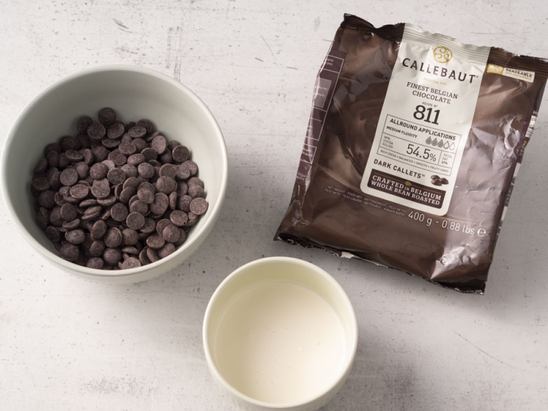 składniki na ganache: ciemna czekolada i śmietanka