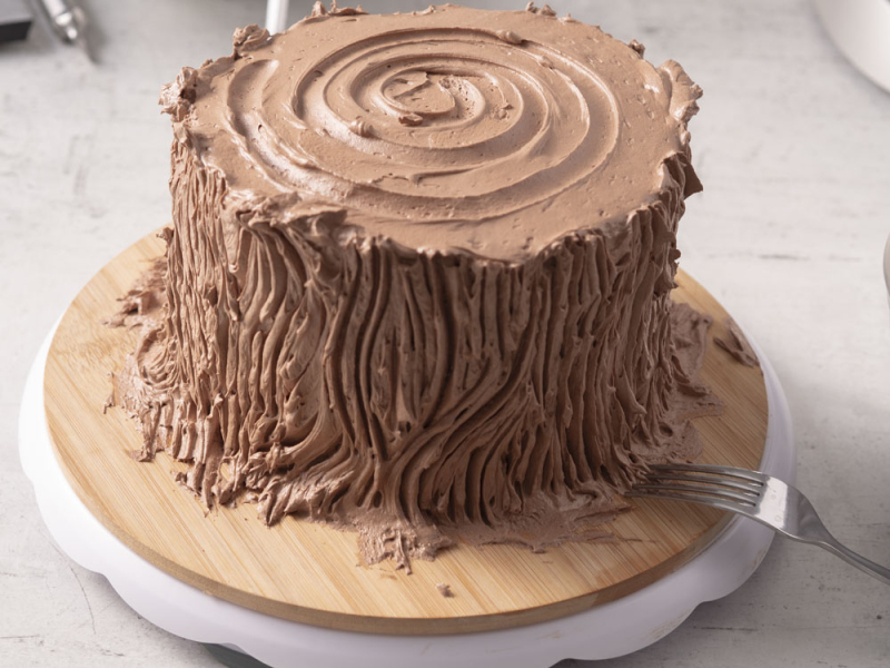 tort obłożony czekoladowym tynkiem, imitującym korę drzewa