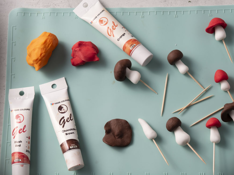 kolorowe grzybki z masy cukrowej nabite na wykałaczki