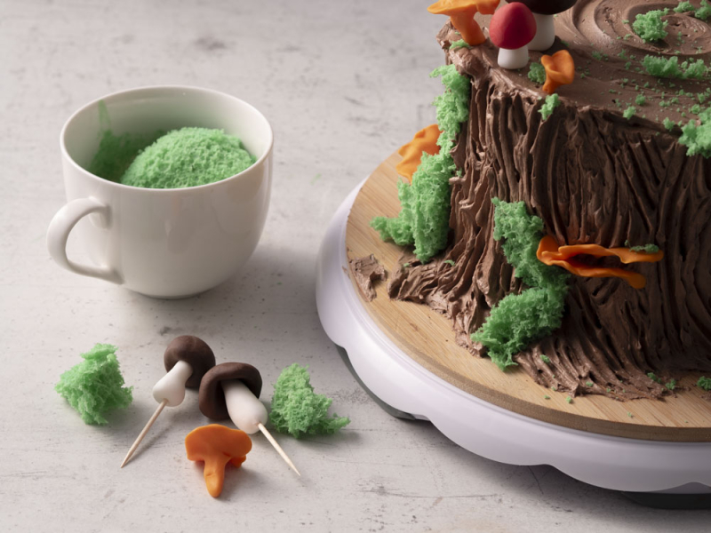 tort pień drzewa, udekorowany jadalnym mchem i grzybkami z masy cukrowej