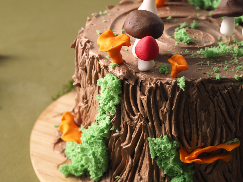 cukrowe grzybki na torcie pień drzewa