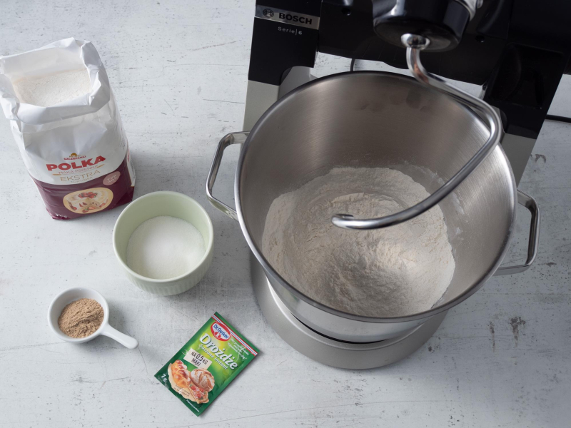 na blacie obok robota bosch suche składniki na ciasto drożdżowe na cynamonki