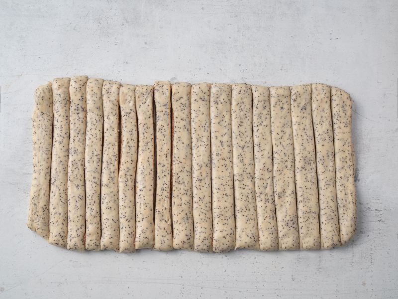 pokrojone na paski ciasto drożdżowe z makiem