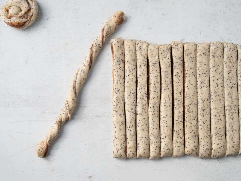 zawinięty pasek ciasta na bułeczki kanelbullar