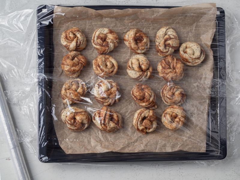 na blaszce z piekarnika pod folią cynamonki szwedzkie przed pieczeniem