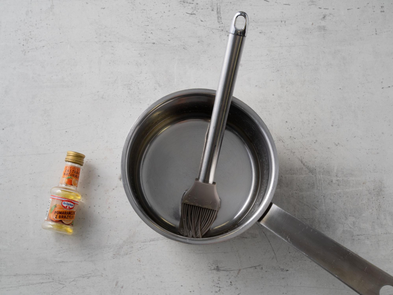 w rondelku syrop z ekstraktem z pomarańczy Dr. Oetkera