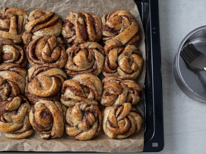 upieczone cynamonki kanelbullar posmarowane syropem.