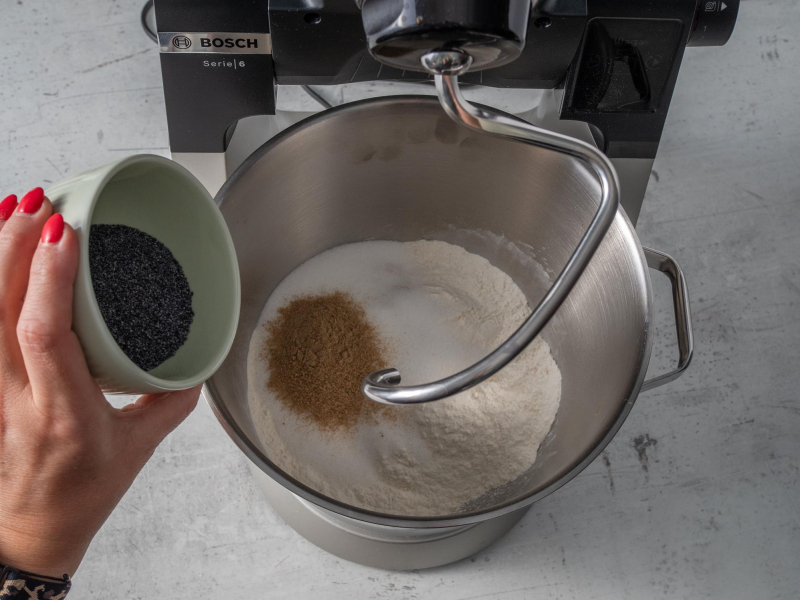 do misy z mąką i składnikami na bułeczki dodawany mak