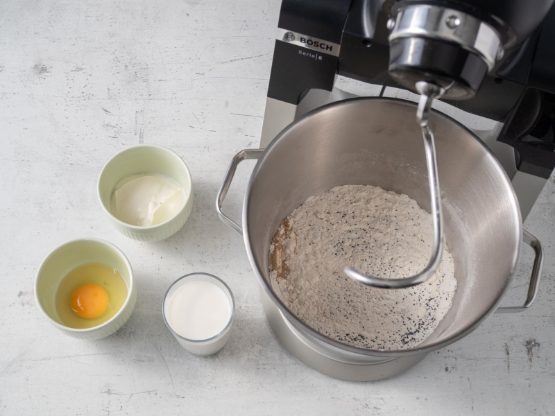na blacie w miseczkach mokre składniki do ciasta drożdżowego