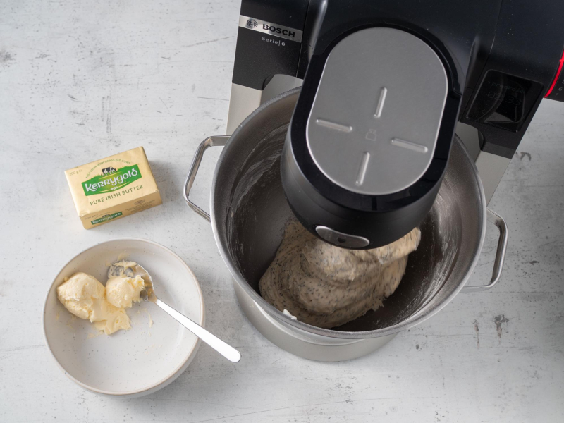 na blacie w miseczce masło Kerrygold