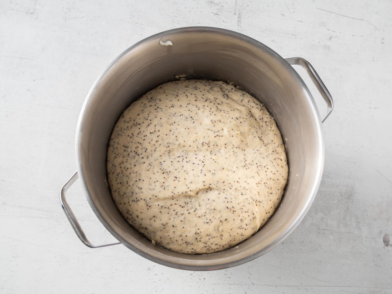 wyrośnięte ciasto drożdżowe na cynamonki z makiem