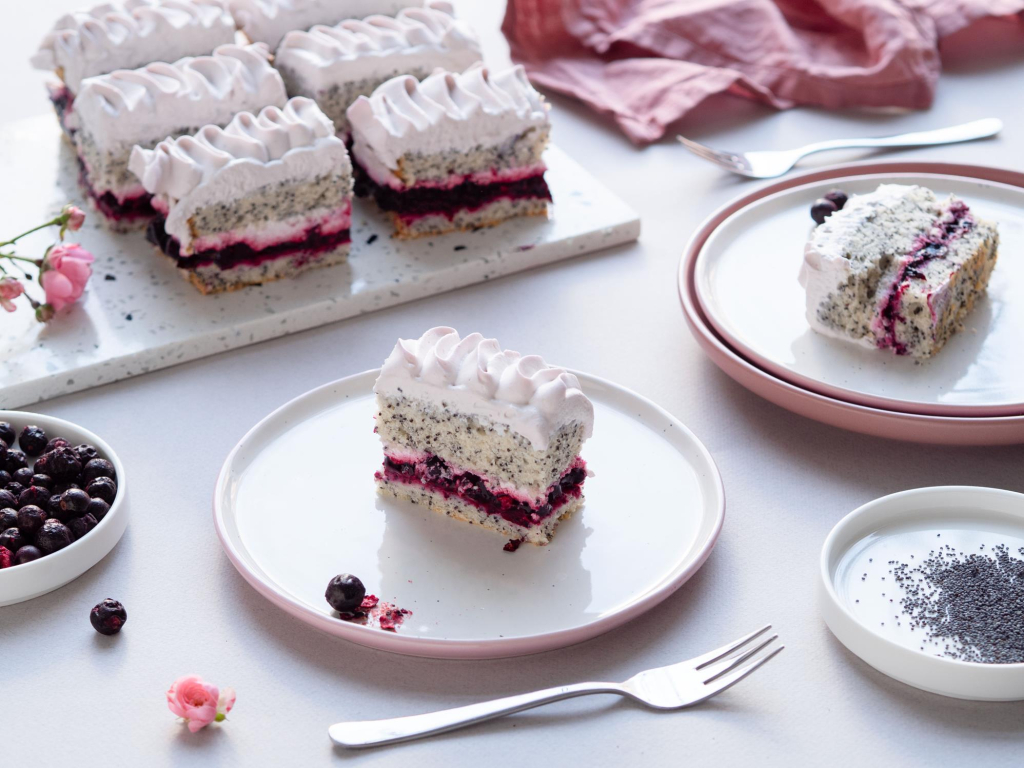 przekładane ciasto z makiem i kremem wszystkiego słodkiego