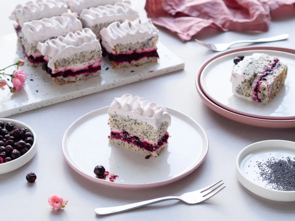 przekładane ciasto z makiem i kremem wszystkiego słodkiego