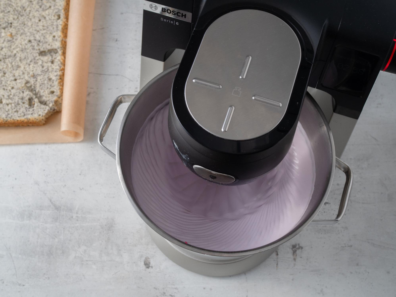 ubijany krem śmietankowy w robocie bosch