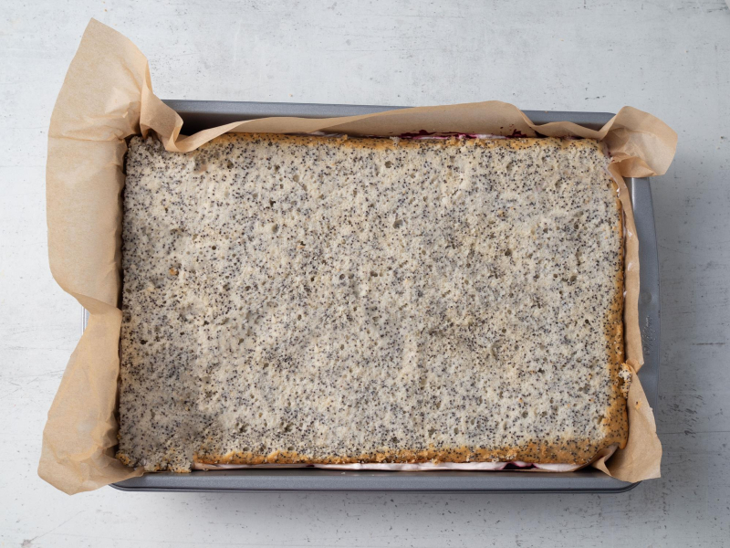 w formie ciasto z makiem przed wyłożeniem kremu