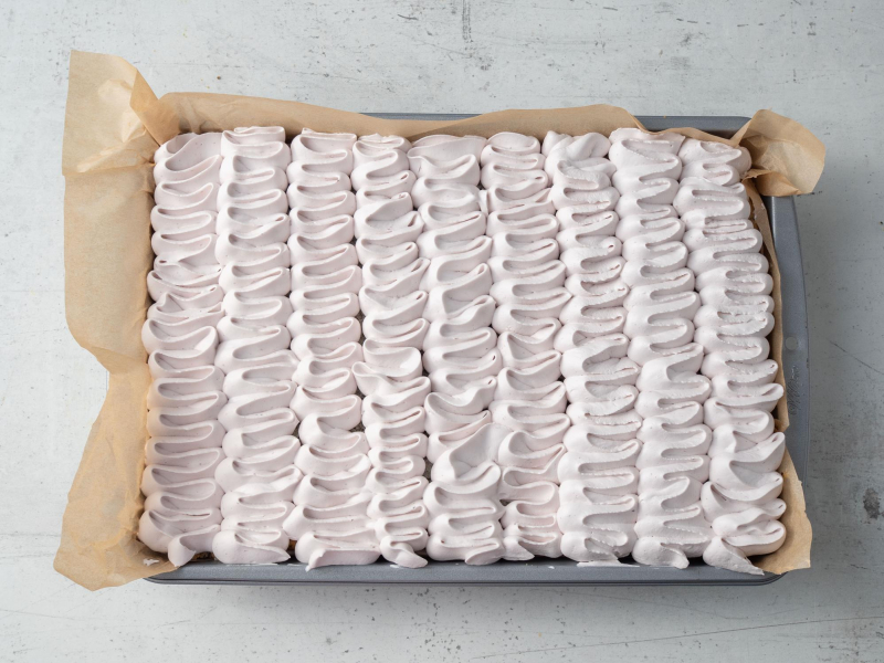 ciasto wykończone kremem z ozdobnym wykończeniem.