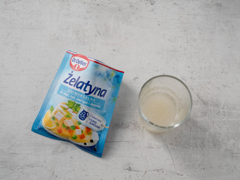 opakowanie żelatyny uniwersalnej obok naczynie z namoczoną żelatyną