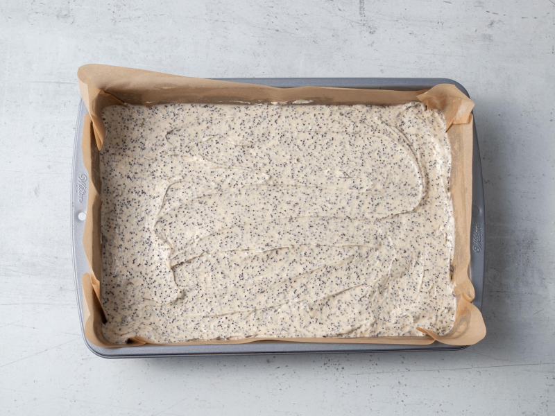 w foremce ciasto z makiem przed pieczeniem