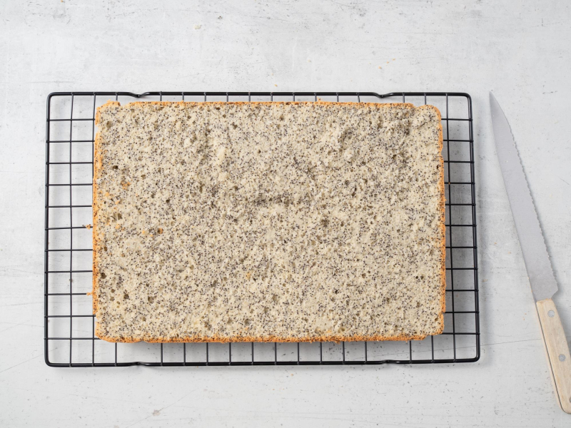 upieczone ciasto przekrojone na pół na kratce do pieczenia