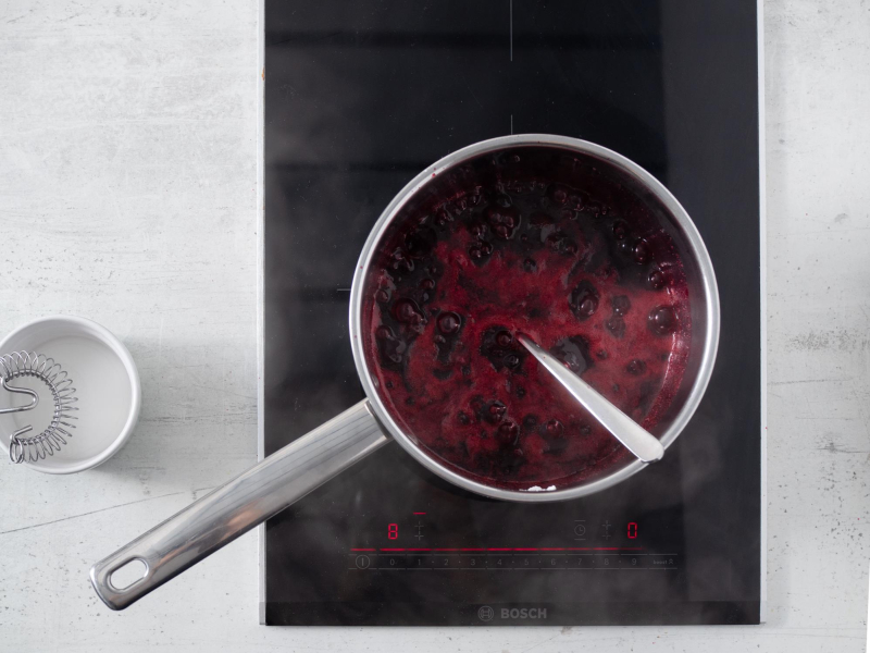 w rondelku gotowane porzeczki