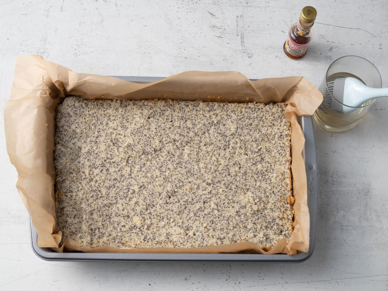 w formie ciasto z makiem nasączane wodą z ekstraktem z wanilii