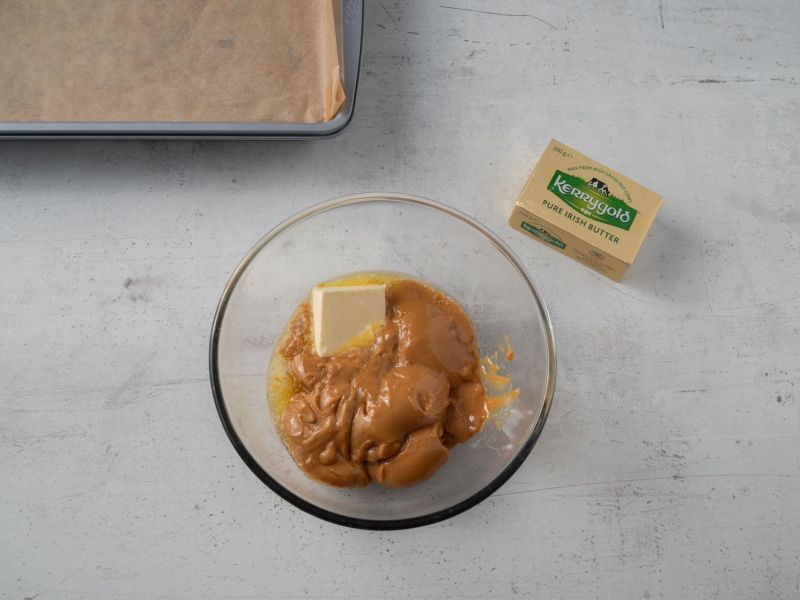 w miseczce masa kajmakowa z masłem kerrygold