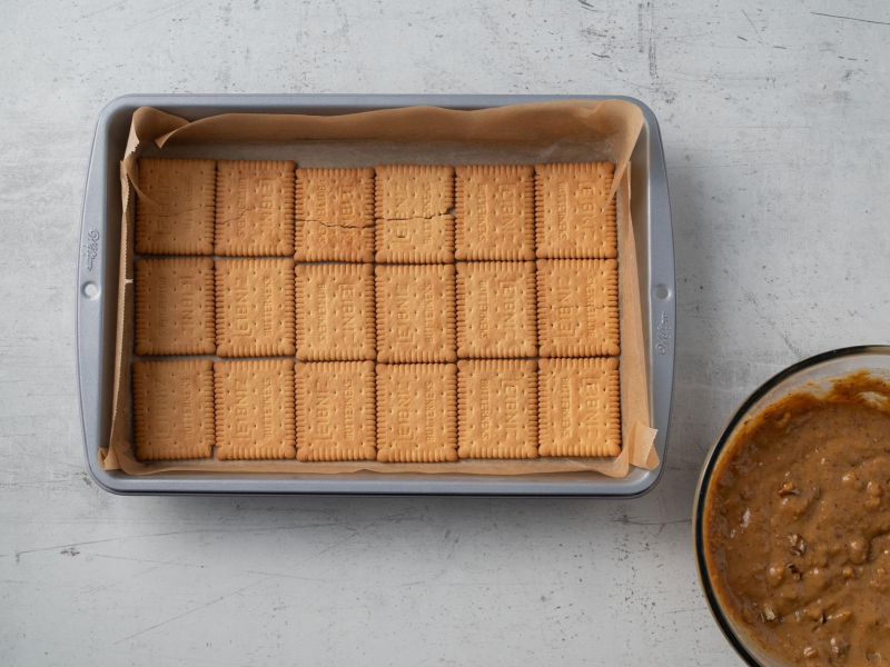 forma z wyłożonymi herbatnikami