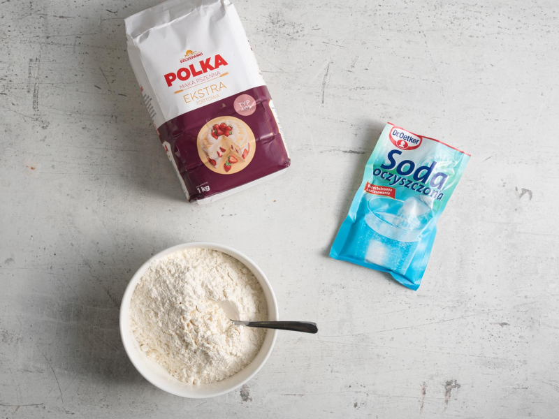 Mąka pszenna i soda w miseczkach.