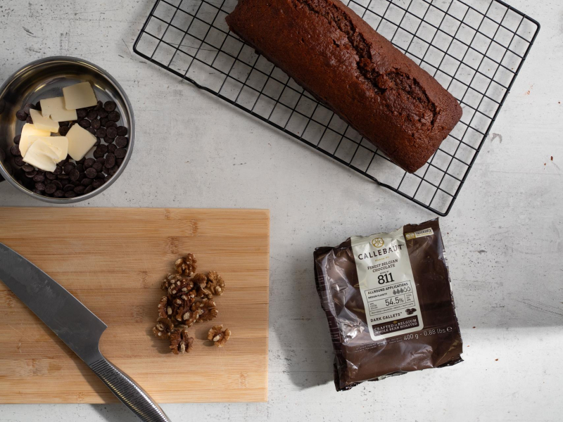 Gorzka czekolada z masłem w garnku.