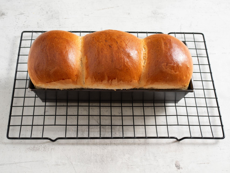 Upieczone chleb tostowy studzący się na kratce.