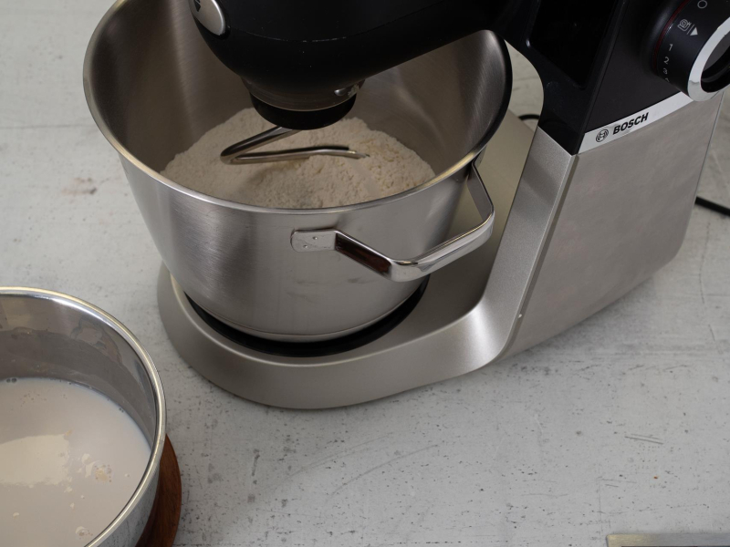 Robot kuchenny z suchymi składnikami na chleb tostowy.